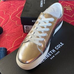 NWB.Kenneth Cole New York. Silver Metalic Size 7.